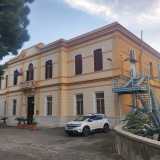 ...� su due livelli e presenta un�eclettica facciata che, pur ricordando il �neoclassicismo murattiano�, presenta elementi barocchi